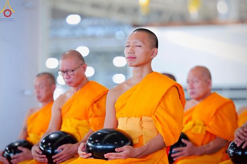 ภาพ No.221938:วันที่ 4 พฤษภาคม พ.ศ. 2568 พิธีตักบาตร เนื่องในวันอาทิตย์ต้นเดือน ณ บ้านแก้วเรือนทองคุณยายฯ วัดพระธรรมกาย