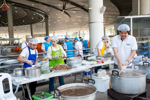 ภาพ No.205644:พิธีสวดพระพุทธมนต์ และถวายภัตตาหารเมนูสวรรค์แด่พระภิกษุ สามเณร วันจันทร์ที่ 3 กุมภาพันธ์ พ.ศ. 2568 ณ หอฉันคุณยายอาจารย์ฯ วัดพระธรรมกาย