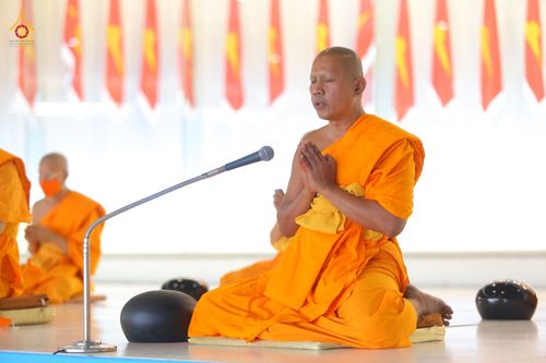 ภาพ No.80789:พิธีตักบาตร , พิธีบูชาข้าวพระในวันอาทิตย์ต้นเดือน วันที่ 7 พฤษภาคม พ.ศ. 2566 ณ วัดพระธรรมกาย