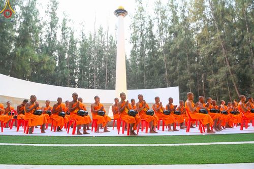 ภาพ No.190184:พิธีตักบาตรพระธรรมยาตรา ณ อนุสรณ์สถานลำดับที่ 1 สถานที่เกิดด้วยรูปกายเนื้อ อนุสรณ์สถานมหาวิหารพระมงคลเทพมุนี (โลตัสแลนด์) อ.สองพี่น้อง จ.สุพรรณบุรี ในโครงการธรรมยาตรา กตัญญูบูชา มหาปูชนียาจารย์ พระมงคลเทพมุนี(สด จนฺทสโร) พระผู้ปราบมาร อนุสรณ์สถาน 7 แห่ง 