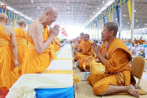 ภาพ No.85325:พิธีถวายมหาสังฆทานคณะสงฆ์ 2000 กว่าวัดทั่วประเทศปีที่ 23, พิธีถวายไทยธรรมคณะสงฆ์ 323 วัด 4 จังหวัดชายแดนภาคใต้, พิธีมอบปัจจัยช่วยเหลือครู 4 จังหวัดชายแดนภาคใต้ ณ สภาธรรมกายสากล วัดพระธรรมกาย ในวันสมาธิโลก อาทิตย์ที่ 6 สิงหาคม พ.ศ. 2566