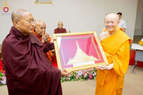 ภาพ No.223049:วันที่ 24 เมษายน พ.ศ. 2568 หลวงพ่อทัตตชีโวต้อนรับคณะสงฆ์เมียนมา ณ อาคาร 100 ปี คุณยายมหารัตนอุบาสิกาจันทร์ ขนนกยูง วัดพระธรรมกาย