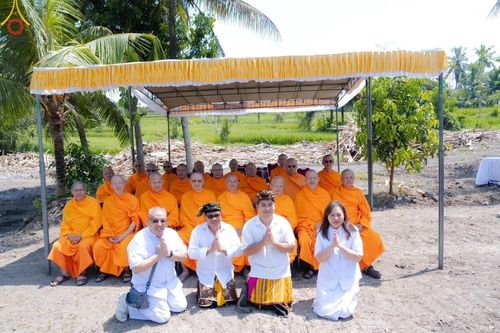 ภาพ No.155793:พิธีกลั่นแผ่นดิน ศูนย์ปฏิบัติธรรมบาหลีแห่งที่ 2  ตั้งอยู่ที่ Sumita, Gianyar, เกียนยัร บาหลี ประเทศอินโดนีเซีย ในวันที่ 20 กันยายน พ.ศ. 2567