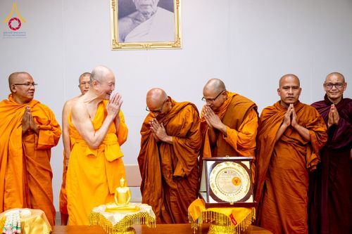 ภาพ No.222561:วันที่ 21 เมษายน พ.ศ. 2568 หลวงพ่อทัตตชีโวต้อนรับคณะสงฆ์บังกลาเทศ ณ อาคาร 100 ปี คุณยายมหารัตนอุบาสิกาจันทร์ ขนนกยูง วัดพระธรรมกาย