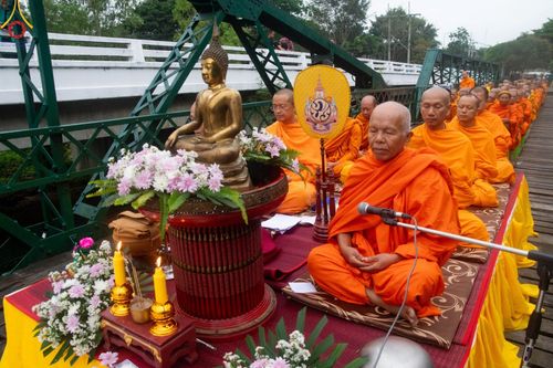 ภาพ No.101980:พิธีตักบาตรพระ 111 รูป ณ สะพานประวัติศาสตร์  อ.ปาย จ.แม่ฮ่องสอน วันอาทิตย์ที่ 10 ธันวาคม พ.ศ. 2566