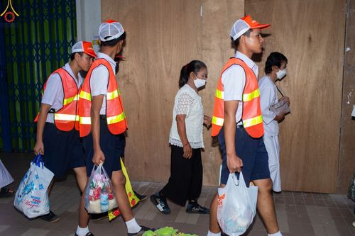ภาพ No.85860:ตักบาตรพระนานาชาติ 10,000 รูป ใจกลางนครหาดใหญ่ จ.สงขลา วันอาทิตย์ที่ 20 สิงหาคม พ.ศ. 2566
