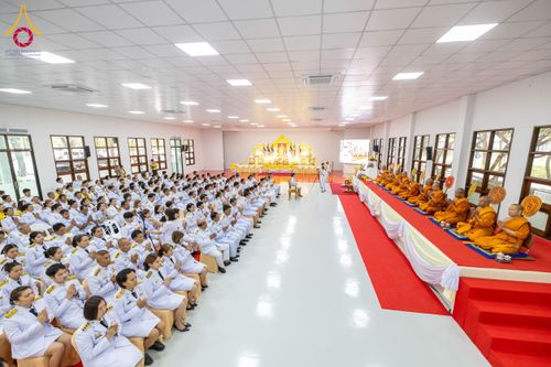 ภาพ No.179560:พิธีเจริญพระพุทธมนต์ พิธีทำบุญตักบาตรถวายพระราชกุศล และพิธีวางพานพุ่มดอกไม้ถวายราชสักการะ  แด่พระบาทสมเด็จพระบรมชนกาธิเบศร มหาภูมิพลอดุลยเดชมหาราช บรมนาถบพิตร เนื่องในวันคล้ายวันพระบรมราชสมภพ วันชาติ และวันพ่อแห่งชาติ วันพฤหัสบดีที่ 5 ธันวาคม พ.ศ. 2567 ณ