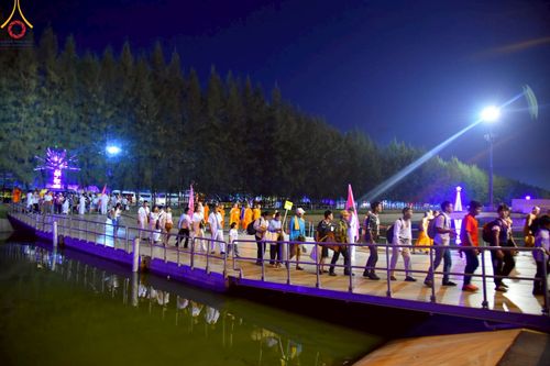 ภาพ No.219237:บรรยากาศการเดินทางเข้าวัดพระธรรมกาย , การต้อนรับปฏิสันถาร , การฉันภัตตาหารเช้า , การลงทะเบียนพระสังฆาธิการ  เนื่องในวันคุ้มครองโลก พิธีถวายมหาสังฆทานคณะสงฆ์ 40,000 กว่าวัดทั่วประเทศ ณ วัดพระธรรมกาย