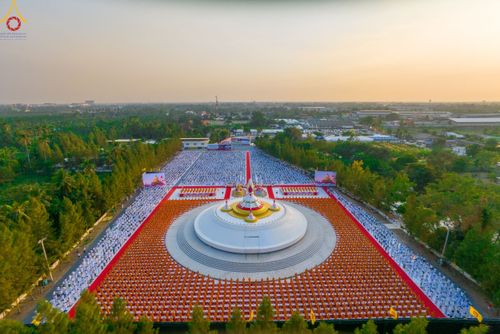 ภาพ No.109776:พิธีจุดประทีปถวายเป็นพุทธบูชา และบูชาธรรมมหาปูชนียาจารย์ วันที่ 10 มกราคม พ.ศ. 2567 ณ อนุสรณ์สถานคลองบางนางแท่น อ.สามพราน จ.นครปฐม