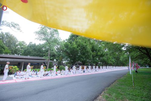 ภาพ No.143842:พิธีตัดปอยผม โครงการอุปสมบทหมู่ พระธรรมทายาทนานาชาติ (ภาษาจีน) รุ่นที่ 19 วันอาทิตย์ที่ 7 กรกฎาคม พ.ศ. 2567 ณ สนามหญ้า หน้าบ้านแก้วอาสาสมัคร วัดพระธรรมกาย