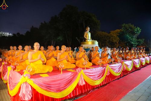ภาพ No.104174:พิธีจุดประทีป ถวายเป็นพุทธบูชา สามเณรธรรมทายาทชาวอินโดนีเซียกว่า 1,000 รูป ณ มหาเจดีย์บุโรพุทโธ ประเทศอินโดนีเซีย ในวันที่ 23 ธันวาคม พ.ศ. 2566