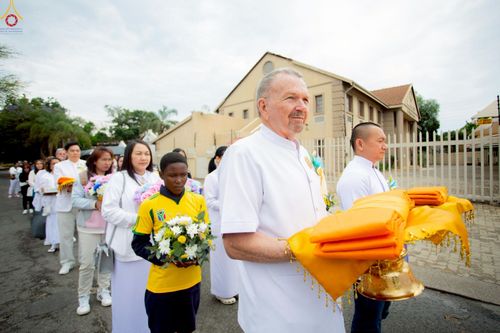 ภาพ No.255136:วันที่ 12 ตุลาคม พ.ศ. 2568 พิธีทอดกฐินสามัคคีสร้างทุกสิ่ง วัดพระธรรมกายโจฮันเนสเบิร์ก  ประเทศสาธารณรัฐแอฟริกาใต้