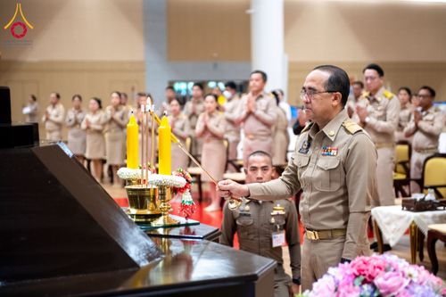 ภาพ No.208923:พระบาทสมเด็จพระเจ้าอยู่หัว ทรงมีพระราชศรัทธาทรงพระกรุณาโปรดเกล้าฯ ให้บำเพ็ญพระราชกุศลถวายภัตตาหารพระราชทาน การสอบบาลีสนามหลวง ณ วัดพระธรรมกาย ย อ.คลองหลวง จ.ปทุมธานี วันที่ 23-24 กุมภาพันธ์ พ.ศ. 2568