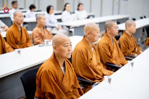 ภาพ No.222905:วันที่ 23 เมษายน พ.ศ. 2568 หลวงพ่อทัตตชีโวต้อนรับคณะสงฆ์จีน ณ อาคาร 100 ปี คุณยายมหารัตนอุบาสิกาจันทร์ ขนนกยูง วัดพระธรรมกาย