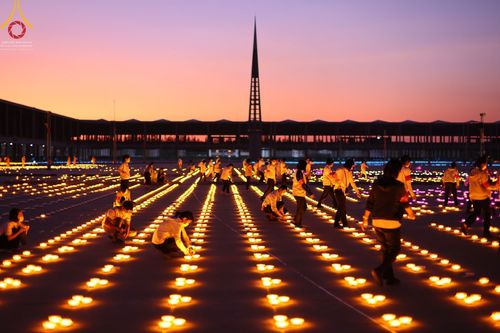 ภาพ No.67848:พิธีเจริญพระพุทธมนต์ จุดประทีปถวายเป็นพุทธบูชา และพิธีฉลองชัยสวดมนต์บทธรรมจักร 4,990,000,082 จบ เนื่องในวาระอายุวัฒนมงคลครบ 82 ปี หลวงพ่อทัตตชีโว ณ พระมหาธรรมกายเจดีย์ วัดพระธรรมกาย จ.ปทุมธานี วันพุธที่ 21 ธันวาคม พ.ศ. 2565