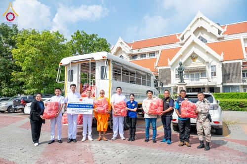 ภาพ No.159359:วัดพระธรรมกาย มูลนิธิธรรมกาย คณะศิษยานุศิษย์ฯ มอบถุงยังชีพ ข้าวสารอาหารแห้ง สมทบศูนย์รับบริจาคช่วยเหลือ ผู้ประสบภัยภาคเหนือ จังหวัดปทุมธานี มอบชุดอาหารปรุงสุกใหม่ ส่งแรงใจแก่เจ้าหน้าที่ผู้ปฏิบัติงาน และจิตอาสา วันที่ 27 กันยายน พ.ศ. 2567