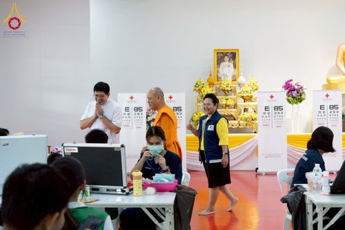 ภาพ No.230309:วันจันทร์ที่ 30 มิถุนายน พ.ศ. 2568 เจ้าอาวาสวัดพระธรรมกาย เยี่ยมอนุโมทนาให้กำลังใจ บุคลากรทางการแพทย์-เจ้าหน้าที่ผู้ปฏิบัติงาน โครงการรถตัดแว่นสายตาเคลื่อนที่สภากาชาดไทย เพื่อเด็กนักเรียนในชนบท พื้นที่จังหวัดปทุมธานี