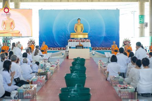 ภาพ No.145622:พิธีตักบาตรโครงการบรรพชาสามเณร โรงเรียนนานาชาติ รุ่นที่ 13 ณ มหารัตนวิหารคด 9 วัดพระธรรมกาย วันเสาร์ที่ 20 กรกฎาคม พ.ศ. 2567