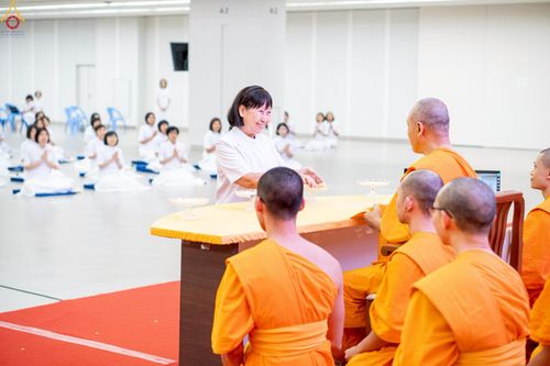 ภาพ No.246506:วันที่ 17 กันยายน พ.ศ. 2568 พิธีรับดวงแก้วนักเรียนบาลี "ดวงแก้วยกชั้นให้ลั่นจักรวาล" ณ ห้องเทวสภา วัดพระธรรมกาย