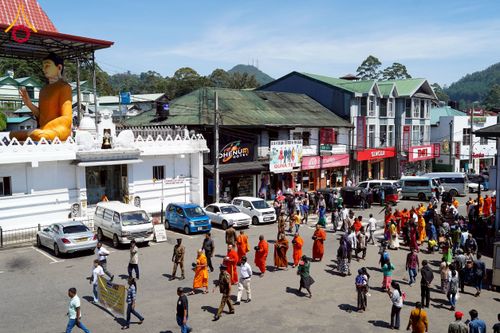 ภาพ No.225615:วันที่ 5 พฤษภาคม พ.ศ. 2568 พิธีบิณฑบาตรอบเมืองนูวราอิลิย่า ฉลองเทศกาลวิสาขบูชา แห่งชาติประเทศศรีลังกา