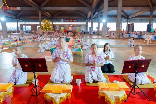 ภาพ No.214554:วันศุกร์ที่ 4 เมษายน พ.ศ.2568 นาคธรรมทายาทตักบาตรพระพี่เลี้ยง ในโครงการบรรพชาสามเณร ฟื้นฟูพระพุทธศาสนาทั่วไทย ณ วิหารคด 22 วัดพระธรรมกาย