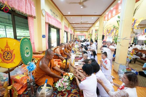 ภาพ No.166605:พิธีทอดกฐิน ณ วัดหนองกร่าง อ.สามโก้ จ.อ่างทอง ในโครงการกฐินสามัคคีทั่วไทย 30,000 วัด บูชาธรรม 80 ปี หลวงพ่อธัมมชโย โดยคณะศิษยานุศิษย์วัดพระธรรมกาย วันที่ 27 ตุลาคม พ.ศ. 2567