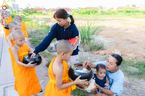 ภาพ No.57810:กิจกรรมบิณฑบาตของสามเณร โครงการบรรพชาสามเณร ฟื้นฟูพระพุทธศาสนาทั่วไทย ธุดงคสถานชลบุรี ณ ชุมชนบ้านห้วยเหียน ตำบลบ่อวิน  อำเภอศรีราชา จังหวัดชลบุรี วันที่ 27 เมษายน พ.ศ. 2567