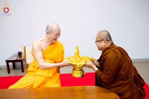 ภาพ No.222581:วันที่ 23 เมษายน พ.ศ. 2568 หลวงพ่อทัตตชีโวต้อนรับคณะสงฆ์บังกลาเทศ ณ อาคาร 100 ปี คุณยายมหารัตนอุบาสิกาจันทร์ ขนนกยูง วัดพระธรรมกาย