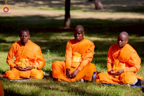 ภาพ No.232961:วันอาทิตย์ 29 มิถุนายน พ.ศ. 2568 กิจกรรมอบรมธรรมทายาทแอฟริกาใต้  ปฏิบัติธรรมสร้างสันติสุขภายใน แสงแห่งพุทธธรรมสู่แผ่นดินแอฟริกาใต้ ณ บริเวณหน้าวัดพระธรรมกายโจฮันเนสเบิร์ก