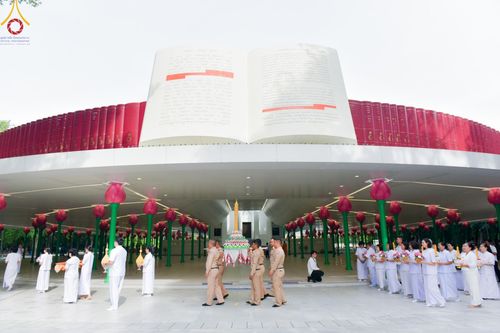 ภาพ No.144578:ชาวอำเภอคลองหลวง จังหวัดปทุมธานี ถวายเทียนพรรษามหามงคล เนื่องในเทศกาลเข้าพรรษา ประจำปี 2567 แด่คณะสงฆ์วัดพระธรรมกาย  วันพฤหัสบดีที่ 18 กรกฎาคม พ.ศ. 2567