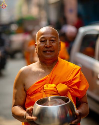 ภาพ No.80195:สามเณรในโครงการบรรพชาสามเณรหมู่ รับบิณฑบาตจากญาติโยมสาธชุน บริเวณชุมชน Patan และ Thamel กรุงกาฐมาณฑุ ประเทศเนปาล วันที่ 31 มีนาคม พ.ศ. 2566