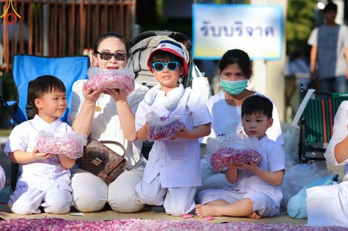 ภาพ No.188722:พิธีต้อนรับพระธรรมยาตรา ในโครงการธรรมยาตรา กตัญญูบูชา มหาปูชนียาจารย์ พระมงคลเทพมุนี(สด จนฺทสโร) พระผู้ปราบมาร อนุสรณ์สถาน 7 แห่ง ปีที่ 13 วันที่ 3 มกราคม พ.ศ. 2568 ณ อนุสรณ์สถานมหาวิหารพระมงคลเทพมุนี (โลตัสแลนด์) อ.สองพี่น้อง จ.สุพรรณบุรี