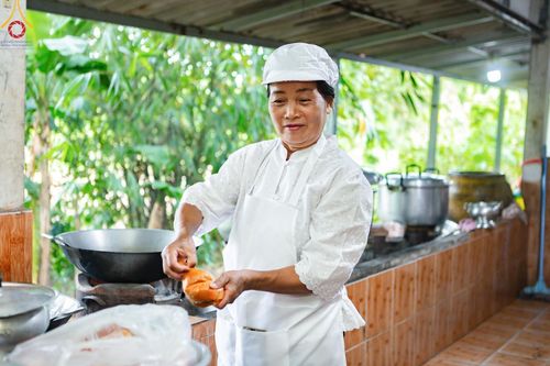 ภาพ No.170073:พิธีทอดกฐิน ณ วัดทุ่งวิจิตร อ.นาดี จ.ปราจีนบุรี ในโครงการกฐินสามัคคีทั่วไทย 30,000 วัด บูชาธรรม 80 ปี หลวงพ่อธัมมชโย โดยคณะศิษยานุศิษย์วัดพระธรรมกาย วันที่ 27 ตุลาคม พ.ศ. 2567