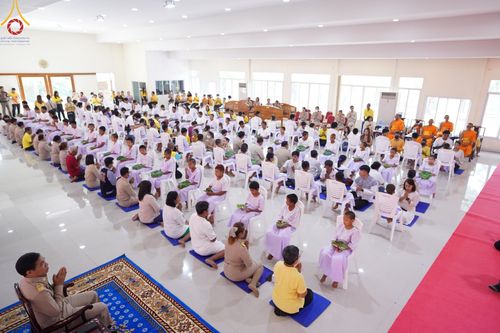 ภาพ No.59083:พิธีปลงผมและแห่นาคธรรมทายาท ในโครงการบรรพชาสามเณร ภาคฤดูร้อน เฉลิมพระเกียรติพระบาทสมเด็จพระเจ้าอยู่หัว เนื่องในโอกาส  พระราชพิธีมหามงคลเฉลิมพระชนมพรรษา 6 รอบ  ปลงผมนาคในวันที่ 21 เมษายน พ.ศ 2567 ณ วัดกลางธนรินทร์ (ธรรมอุทยานบ้านแป้ง)