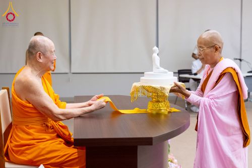 ภาพ No.223081:วันที่ 24 เมษายน พ.ศ. 2568 หลวงพ่อทัตตชีโวต้อนรับคณะเมียนมา อุบาสก อุบาสิกา 180 คน ณ อาคาร 100 ปี คุณยายมหารัตนอุบาสิกาจันทร์ ขนนกยูง วัดพระธรรมกาย