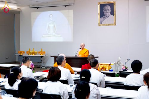 ภาพ No.222480:วันที่ 21 เมษายน พ.ศ. 2568 หลวงพ่อทัตตชีโวต้อนรับคณะสงฆ์จีน ณ อาคาร 100 ปี คุณยายมหารัตนอุบาสิกาจันทร์ ขนนกยูง วัดพระธรรมกาย