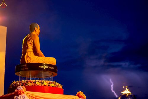 ภาพ No.253603:วันที่ 10 ตุลาคม พ.ศ. 2568 พิธีจุดประทีปบูชาพระผู้ปราบมาร, พิธีจุดประทีปบนพระมหาธรรมกายเจดีย์  20,000 ดวง เนื่องในวันคล้ายวันเกิดครบรอบ 141 ปี พระมงคลเทพมุนี (สด จนฺทสโร)