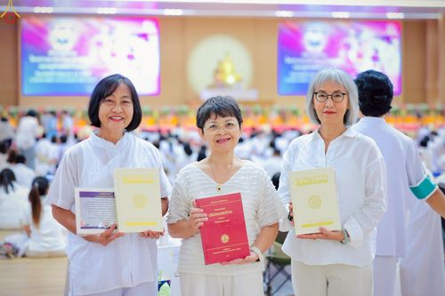 ภาพ No.228282:วันอาทิตย์ที่ 8 มิถุนายน พ.ศ. 2568 พิธีถวายทุนสนับสนุนพระไตรปิฎกฉบับธรรมชัย และอนุรักษ์คัมภีร์โบราณ ณ ห้องแก้วสารพัดนึก 2 วัดพระธรรมกาย