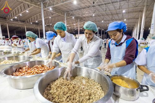 ภาพ No.203159:พิธีถวายภัตตาหารเป็นสังฆทาน แด่พระธรรมยาตรา ณ วัดพระธรรมกาย ตำบลคลองสาม อำเภอคลองหลวง จังหวัดปทุมธานี ในโครงการธรรมยาตรา กตัญญูบูชา มหาปูชนียาจารย์ พระมงคลเทพมุนี(สด จนฺทสโร) พระผู้ปราบมาร อนุสรณ์สถาน 7 แห่ง ปีที่ 13 วันที่ 29 มกราคม พ.ศ. 2568