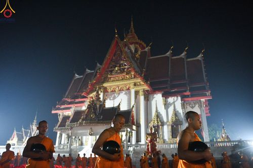 ภาพ No.197601:พิธีตักบาตรพระธรรมยาตรา ณ อนุสรณ์สถานลำดับที่ 4 สถานที่เกิดด้วยกายธรรม วัดโบสถ์(บน) ต.บางคูเวียง จ.นนทบุรี ในโครงการธรรมยาตรา กตัญญูบูชา มหาปูชนียาจารย์ พระมงคลเทพมุนี(สด จนฺทสโร) พระผู้ปราบมาร อนุสรณ์สถาน 7 แห่ง ปีที่ 13 วันที่ 19 มกราคม พ.ศ. 2568