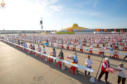 ภาพ No.225018:วันที่ 20 - 27 เมษายน พ.ศ. 2568 "ภาพแห่งความปลื้มที่ไม่มีวันจบ" คณะสงฆ์สามเณร เจ้าหน้าที่ และสาธุชน ร่วมแรงร่วมใจกันเตรียมงานและเก็บงาน เพื่อวันคุ้มครองโลก พิธีถวายมหาสังฆทานคณะสงฆ์ 40,000 กว่าวัดทั่วประเทศ