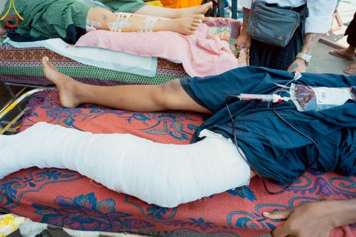 ภาพ No.220267:วันที่ 17 เมษายน พ.ศ. 2568 ผู้แทนวัดพระธรรมกาย ลงพื้นที่เยียวยา ซับน้ำตาเหยื่อแผ่นดินไหวมัณฑะเลย์