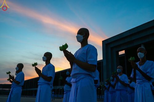 ภาพ No.101385:พิธีเวียนประทักษิณ, พิธีวันทาเจดีย์, พิธีขอขมาและมอบผ้าไตร ในโครงการอุปสมบทหมู่ รุ่นบูชาธรรมมหาปูชนียาจารย์ ณ วัดพระธรรมกาย ในวันที่ 9 ธันวาคม พ.ศ. 2566