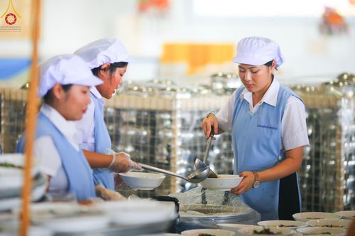 ภาพ No.60176:คณะสงฆ์ 10,000 กว่าวัดฉันภัตตาหารเพล ในวันคุ้มครองโลก วันจันทร์ที่ 22 เมษายน พ.ศ. 2567 ณ สภาธรรมกายสากล วัดพระธรรมกาย