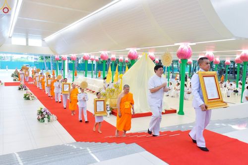 ภาพ No.230899:วันอังคารที่ 1 กรกฎาคม พ.ศ. 2568 ผู้ว่าราชการจังหวัดปทุมธานี เป็นประธานพิธีต้อนรับ สัญญาบัตร พัดยศ พระครูสัญญาบัตรสายต่างประเทศ วัดพระธรรมกาย ประจำปี พ.ศ. 2568 จำนวน 19 รูป