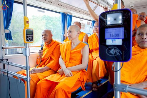 ภาพ No.214528:วันที่ 31 มีนาคม พ.ศ.2568 การทดลองใช้รถ shuttle bus  ขนส่งพระภิกษุ  เพื่องานถวายมหาสังฆทาน วันคุ้มครองโลก