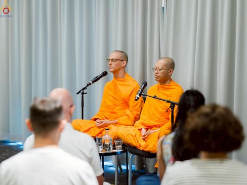 ภาพ No.229318:วันที่ 15 มิถุนายน พ.ศ. 2568 Meditation wisdom talks 2025 โดย พระอาจารย์ไมเคิล วีรธมฺโม และ พระอาจารย์นิค สนฺตจิตฺโต โดยมีผู้เข้าร่วมโครงการ เป็นชาวสวีเดนและชาวยุโรป จำนวน 30 ท่าน  ณ โรงแรม Radissonblu waterfront กรุงสตอกโฮล์ม ประเทศสวีเดน