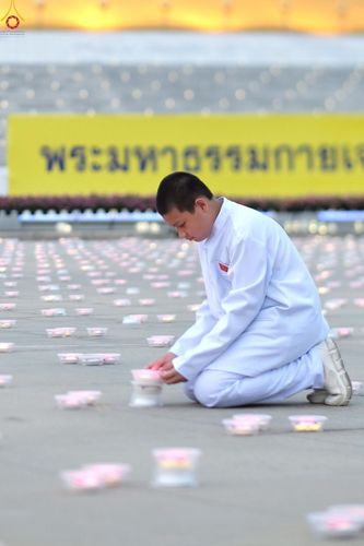 ภาพ No.223924:วันวิสาขบูชา วันอาทิตย์ที่ 11 พฤษภาคม พ.ศ. 2568 พิธีจุดวิสาขประทีป ,  พิธีเวียนประทักษิณรอบพระมหาธรรมกายเจดีย์ , พิธีฉลองชัยสวดมนต์บทธัมมจักกัปปวัตตนสูตร ครบ 7,357,000,000 จบ ณ มหารัตนวิหารคด วัดพระธรรมกาย