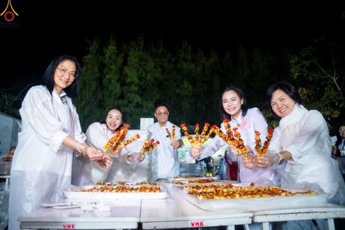 ภาพ No.190384:สาธุชนถวายภัตตาหารเป็นสังฆทาน แด่พระธรรมยาตรา ณ อนุสรณ์สถานมหาวิหารพระมงคลเทพมุนี (โลตัสแลนด์) อ.สองพี่น้อง จ.สุพรรณบุรี ในโครงการธรรมยาตรา กตัญญูบูชา มหาปูชนียาจารย์ พระมงคลเทพมุนี(สด จนฺทสโร) พระผู้ปราบมาร แห่ง ปีที่ 13 วันที่ 7 มกราคม พ.ศ.2568