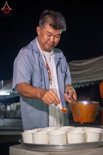 ภาพ No.193557:สาธุชนถวายภัตตาหารเป็นสังฆทาน แด่พระธรรมยาตรา ณ อนุสรณ์สถานคลองบางนางแท่น อ.สามพราน จ.นครปฐม ในโครงการธรรมยาตรา กตัญญูบูชา มหาปูชนียาจารย์ พระมงคลเทพมุนี(สด จนฺทสโร) พระผู้ปราบมาร อนุสรณ์สถาน 7 แห่ง ปีที่ 13 วันที่ 11 มกราคม พ.ศ. 2568